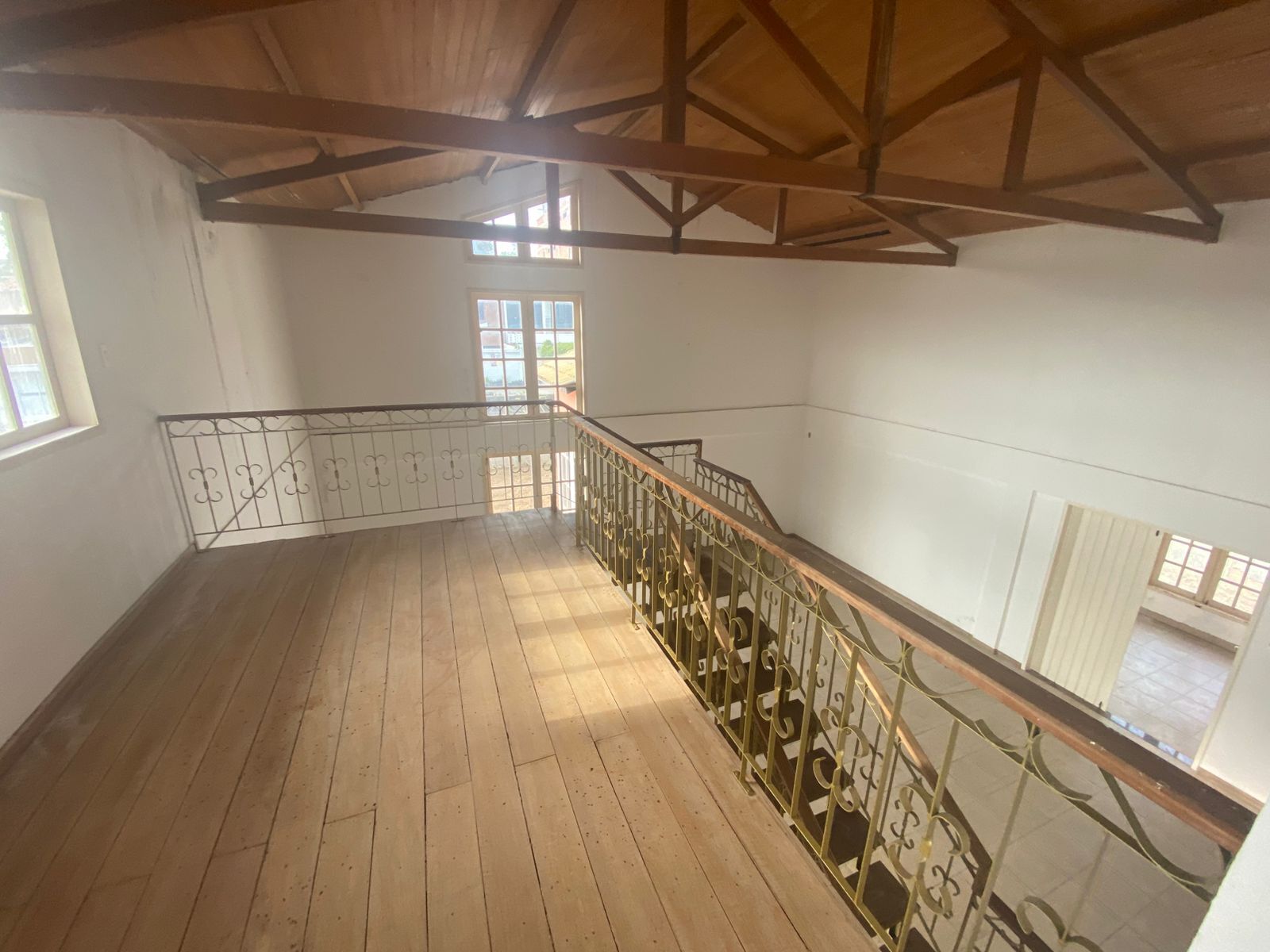 Imagens do imóveis Ampla Casa Comercial para Clínicas e Escritórios por R$10.000,00– Av. José Custódio das Neves, Heliópolis