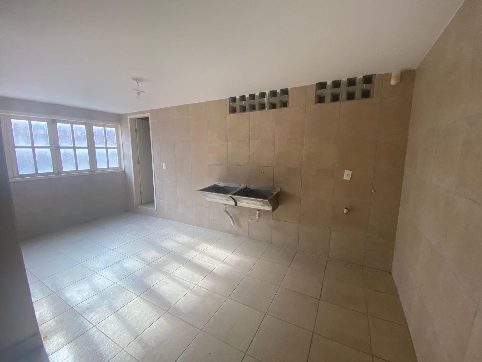 Imagens do imóveis Ampla Casa Comercial para Clínicas e Escritórios por R$10.000,00– Av. José Custódio das Neves, Heliópolis