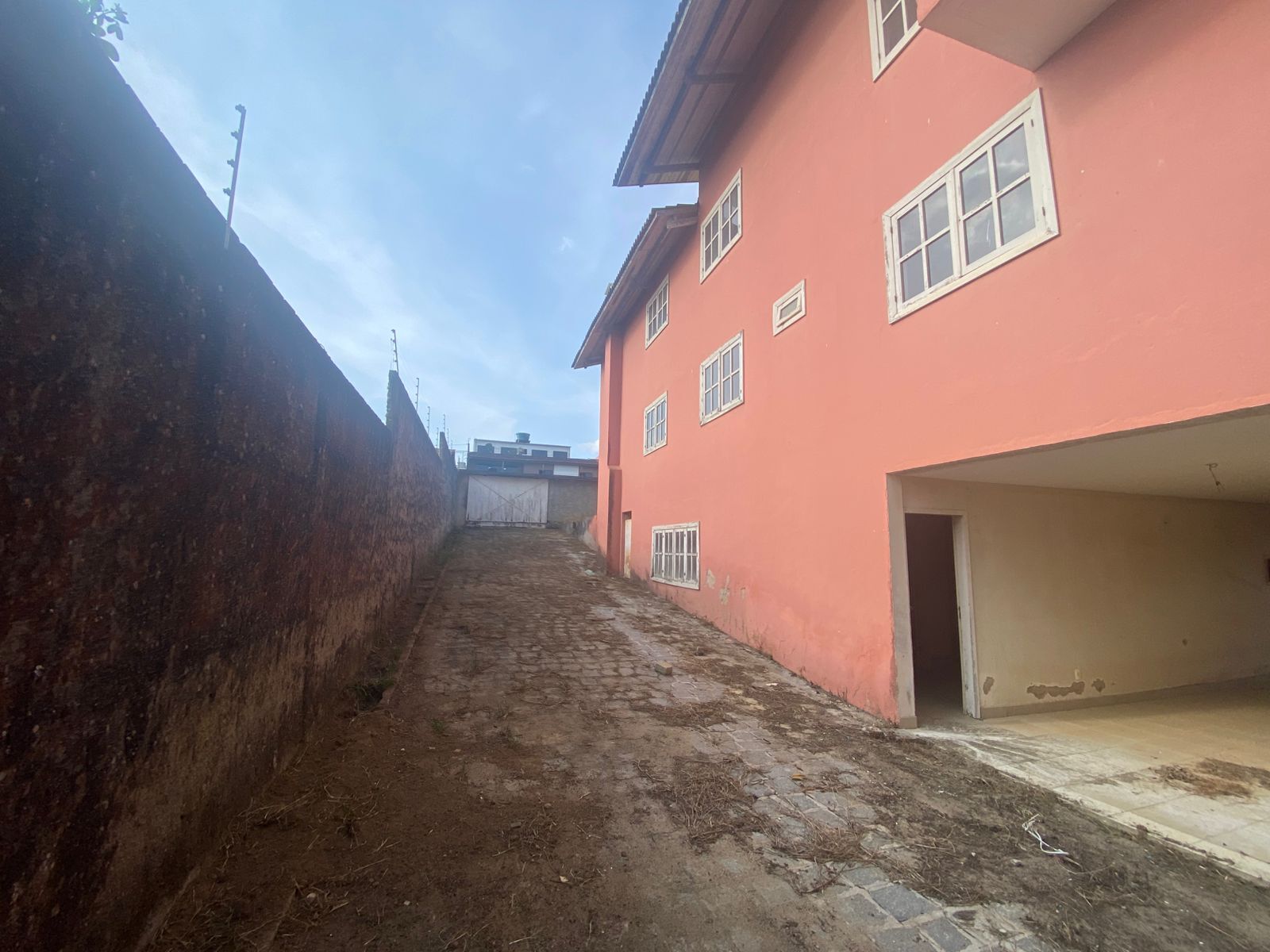 Imagens do imóveis Ampla Casa Comercial para Clínicas e Escritórios por R$10.000,00– Av. José Custódio das Neves, Heliópolis