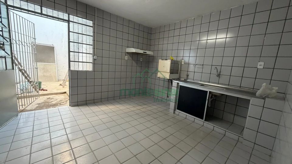 Casa comercial para locação no Heliópolis por R$4.700,00
