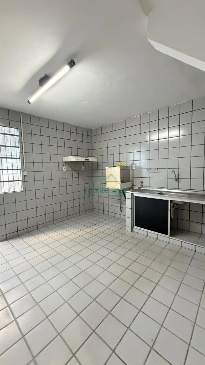 Casa comercial para locação no Heliópolis por R$4.700,00