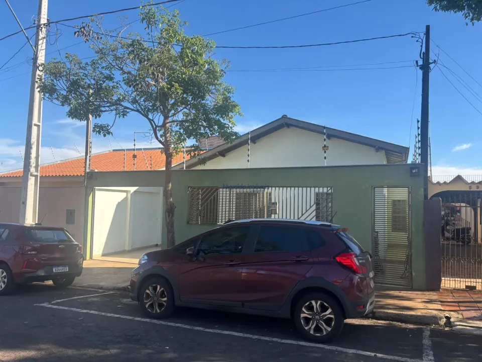 Imagens do imóveis Casa em alvenaria situada à Praça Ciro Ibirá de Barros, 51, Centro de Ibiporã - PR.