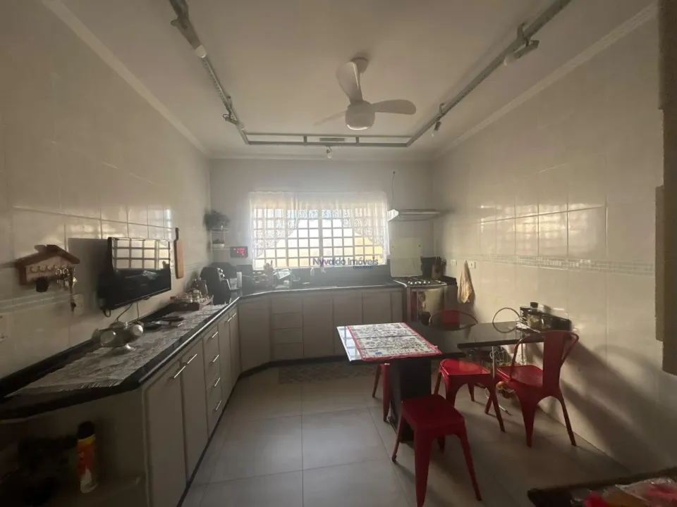 Imagens do imóveis Casa em alvenaria situada à Praça Ciro Ibirá de Barros, 51, Centro de Ibiporã - PR.