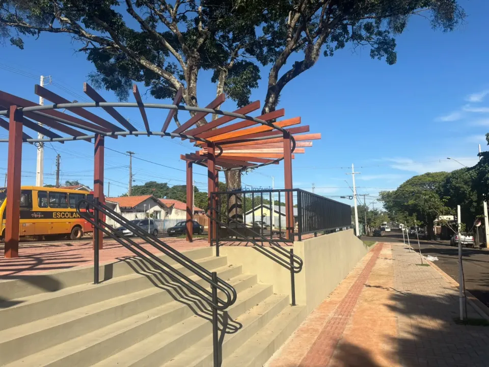 Imagens do imóveis Casa em alvenaria situada à Praça Ciro Ibirá de Barros, 51, Centro de Ibiporã - PR.