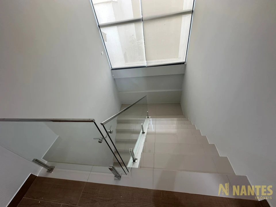 Belíssima casa a venda no Condomínio Royal Forest, 300 m² privativos, 3 suites por R$ 2.900.000, Londrina/Pr.