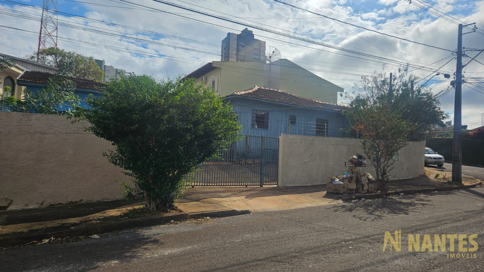 Casa de esquina a venda, com 322 metros, a poucos metros do Zerão, Londrina/Pr.
