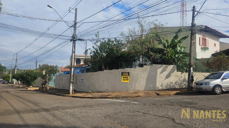 Casa de esquina a venda, com 322 metros, a poucos metros do Zerão, Londrina/Pr.