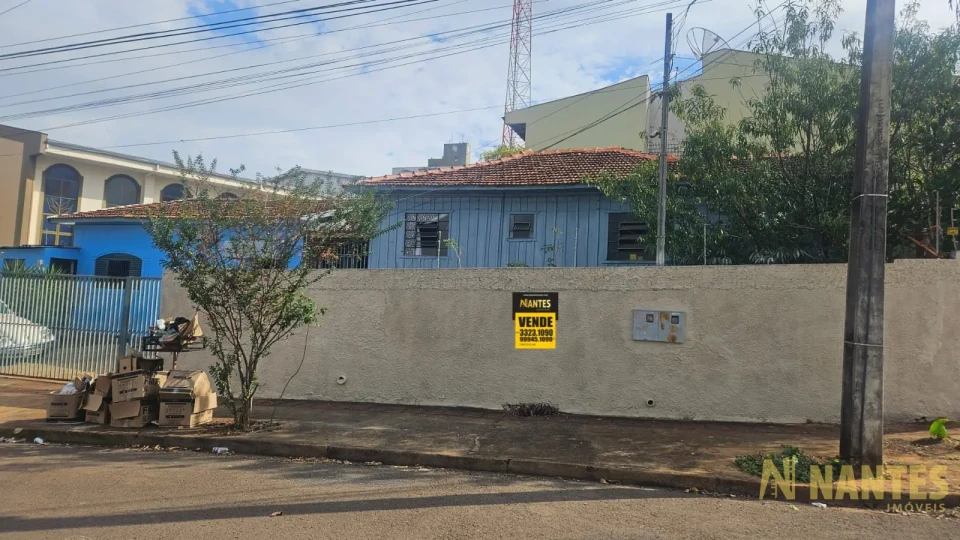 Casa de esquina a venda, com 322 metros, a poucos metros do Zerão, Londrina/Pr.