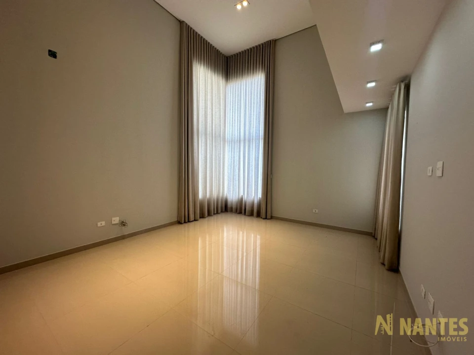 Belíssima casa a venda no Condomínio Royal Forest, 300 m² privativos, 3 suites por R$ 2.900.000, Londrina/Pr.
