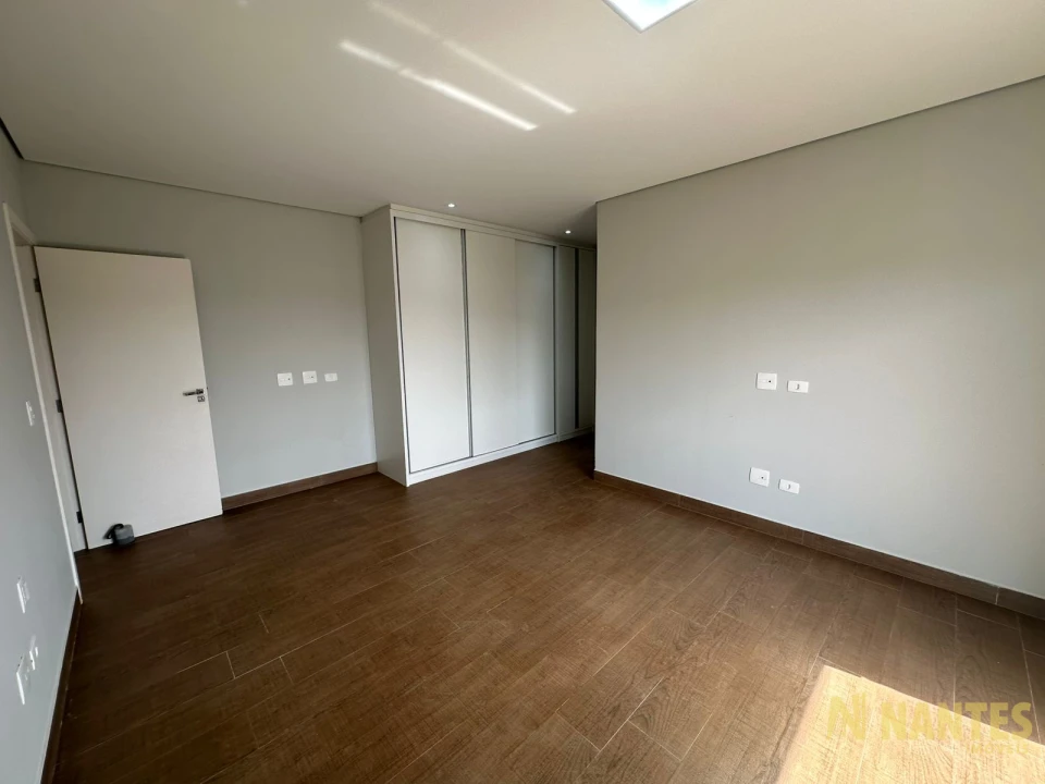 Belíssima casa a venda no Condomínio Royal Forest, 300 m² privativos, 3 suites por R$ 2.900.000, Londrina/Pr.