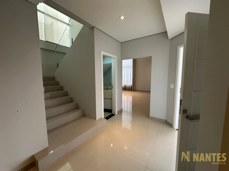 Belíssima casa a venda no Condomínio Royal Forest, 300 m² privativos, 3 suites por R$ 2.900.000, Londrina/Pr.