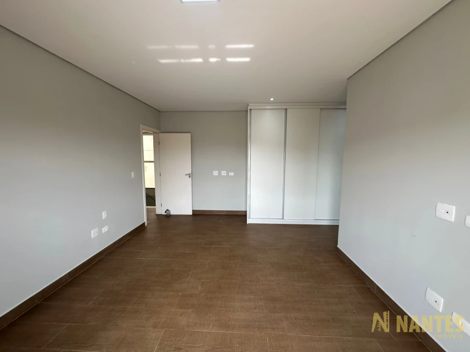 Belíssima casa a venda no Condomínio Royal Forest, 300 m² privativos, 3 suites por R$ 2.900.000, Londrina/Pr.