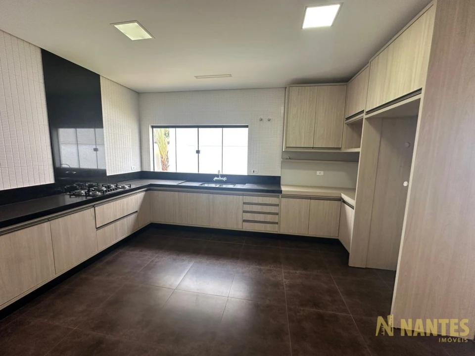 Belíssima casa a venda no Condomínio Royal Forest, 300 m² privativos, 3 suites por R$ 2.900.000, Londrina/Pr.