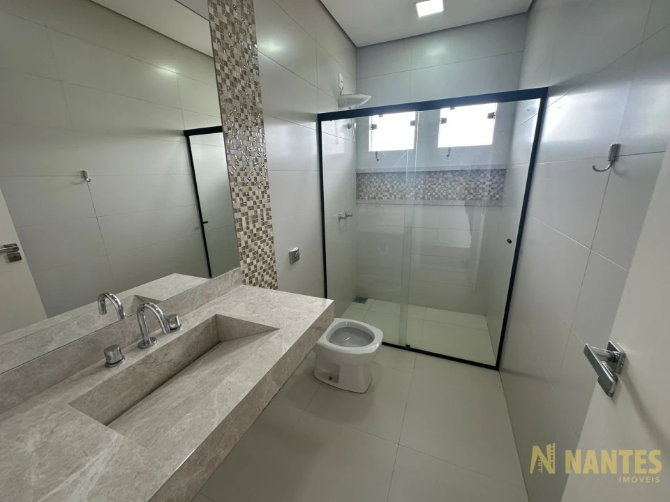 Belíssima casa a venda no Condomínio Royal Forest, 300 m² privativos, 3 suites por R$ 2.900.000, Londrina/Pr.