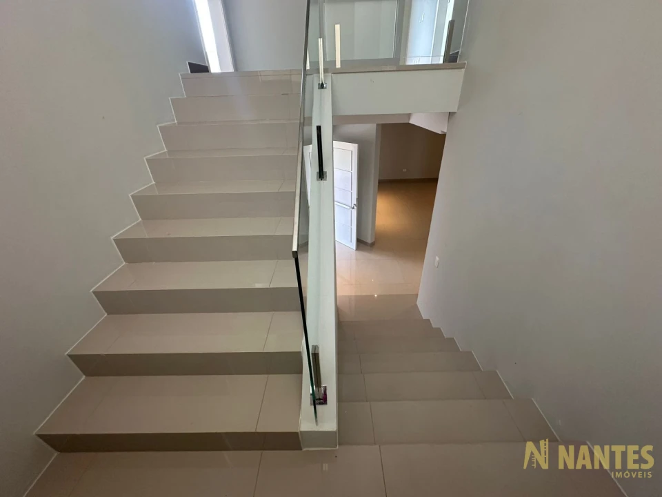 Belíssima casa a venda no Condomínio Royal Forest, 300 m² privativos, 3 suites por R$ 2.900.000, Londrina/Pr.