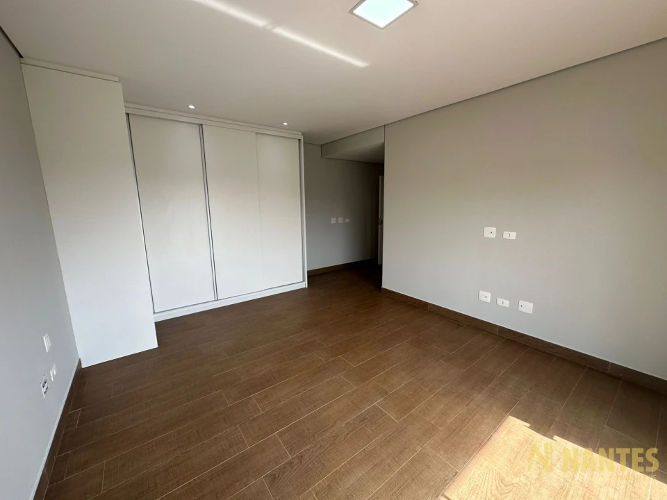 Belíssima casa a venda no Condomínio Royal Forest, 300 m² privativos, 3 suites por R$ 2.900.000, Londrina/Pr.