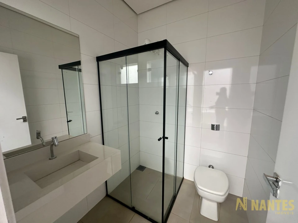 Belíssima casa a venda no Condomínio Royal Forest, 300 m² privativos, 3 suites por R$ 2.900.000, Londrina/Pr.
