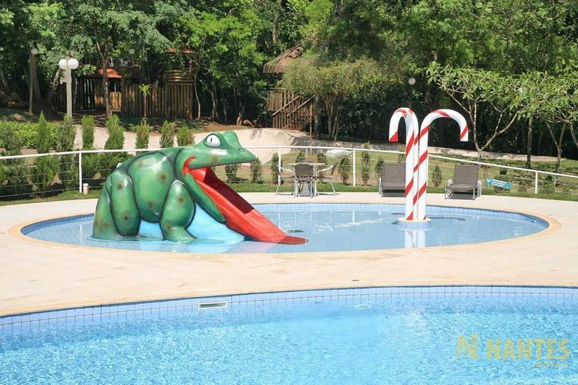 Belíssima casa a venda no Condomínio Royal Forest, 300 m² privativos, 3 suites por R$ 2.900.000, Londrina/Pr.