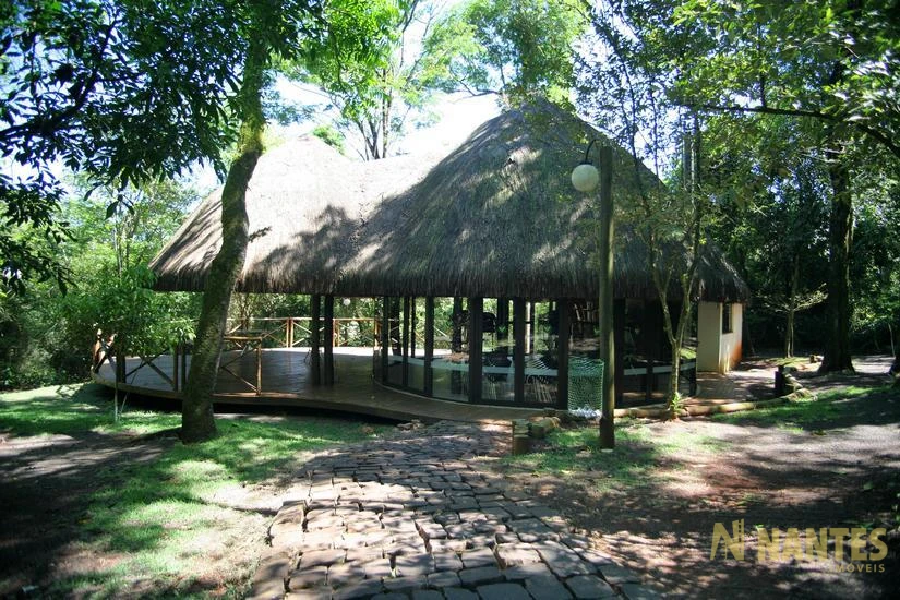 Belíssima casa a venda no Condomínio Royal Forest, 300 m² privativos, 3 suites por R$ 2.900.000, Londrina/Pr.