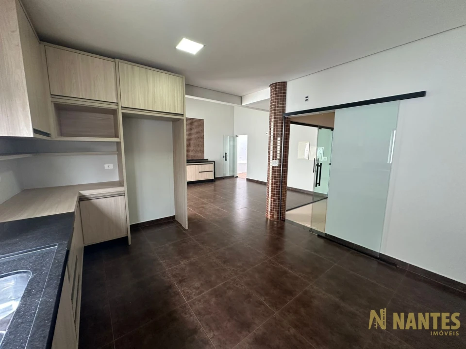 Belíssima casa a venda no Condomínio Royal Forest, 300 m² privativos, 3 suites por R$ 2.900.000, Londrina/Pr.
