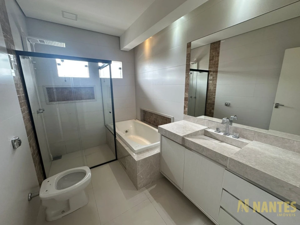 Belíssima casa a venda no Condomínio Royal Forest, 300 m² privativos, 3 suites por R$ 2.900.000, Londrina/Pr.