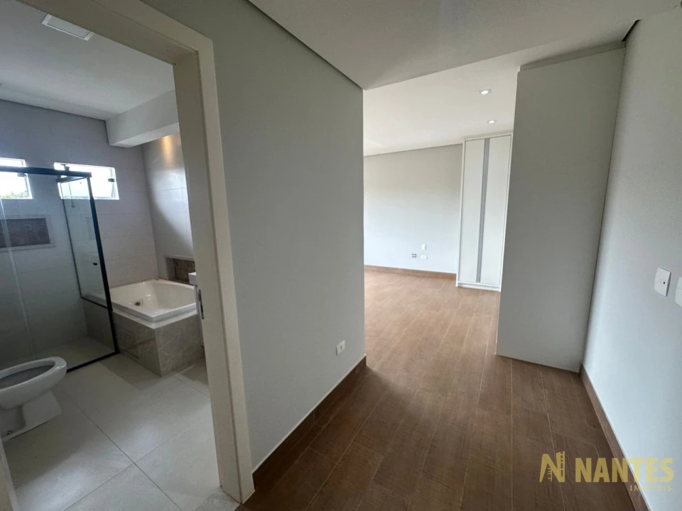 Belíssima casa a venda no Condomínio Royal Forest, 300 m² privativos, 3 suites por R$ 2.900.000, Londrina/Pr.