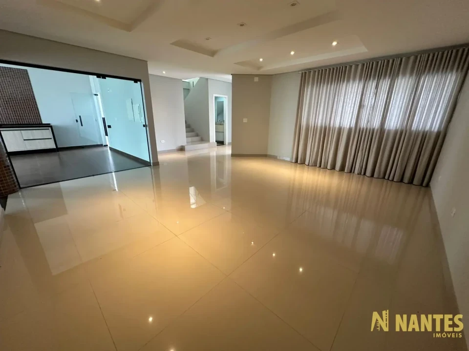 Belíssima casa a venda no Condomínio Royal Forest, 300 m² privativos, 3 suites por R$ 2.900.000, Londrina/Pr.