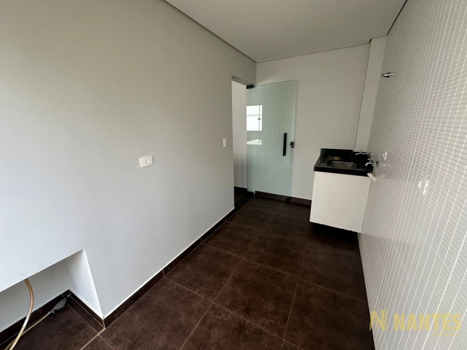 Belíssima casa a venda no Condomínio Royal Forest, 300 m² privativos, 3 suites por R$ 2.900.000, Londrina/Pr.