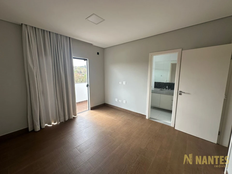 Belíssima casa a venda no Condomínio Royal Forest, 300 m² privativos, 3 suites por R$ 2.900.000, Londrina/Pr.