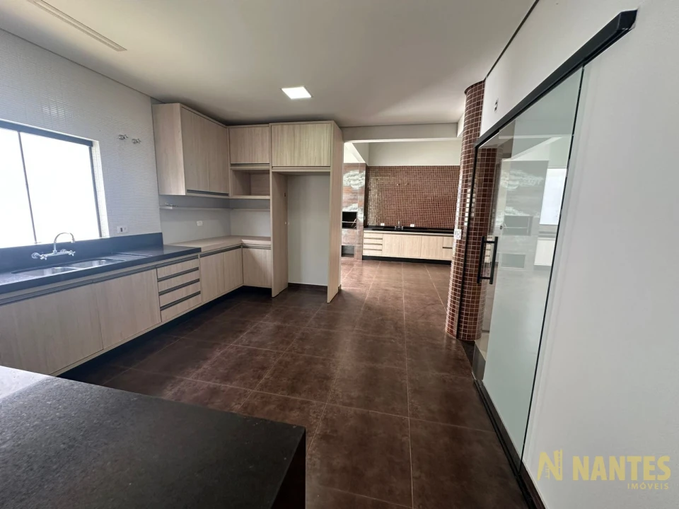 Belíssima casa a venda no Condomínio Royal Forest, 300 m² privativos, 3 suites por R$ 2.900.000, Londrina/Pr.