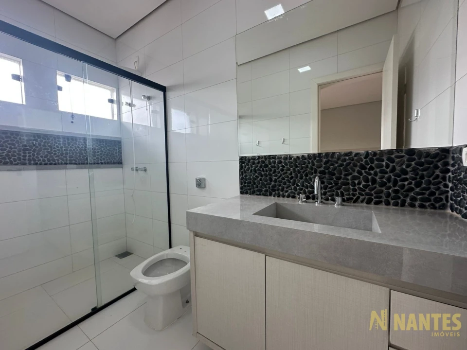 Belíssima casa a venda no Condomínio Royal Forest, 300 m² privativos, 3 suites por R$ 2.900.000, Londrina/Pr.