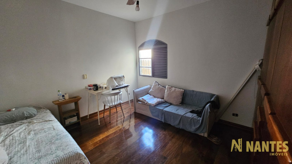 Casa a venda na Rua Chile, 237 m² de área privativa, 3 quartos sendo 1 suíte no Centro em Londrina/Pr.
