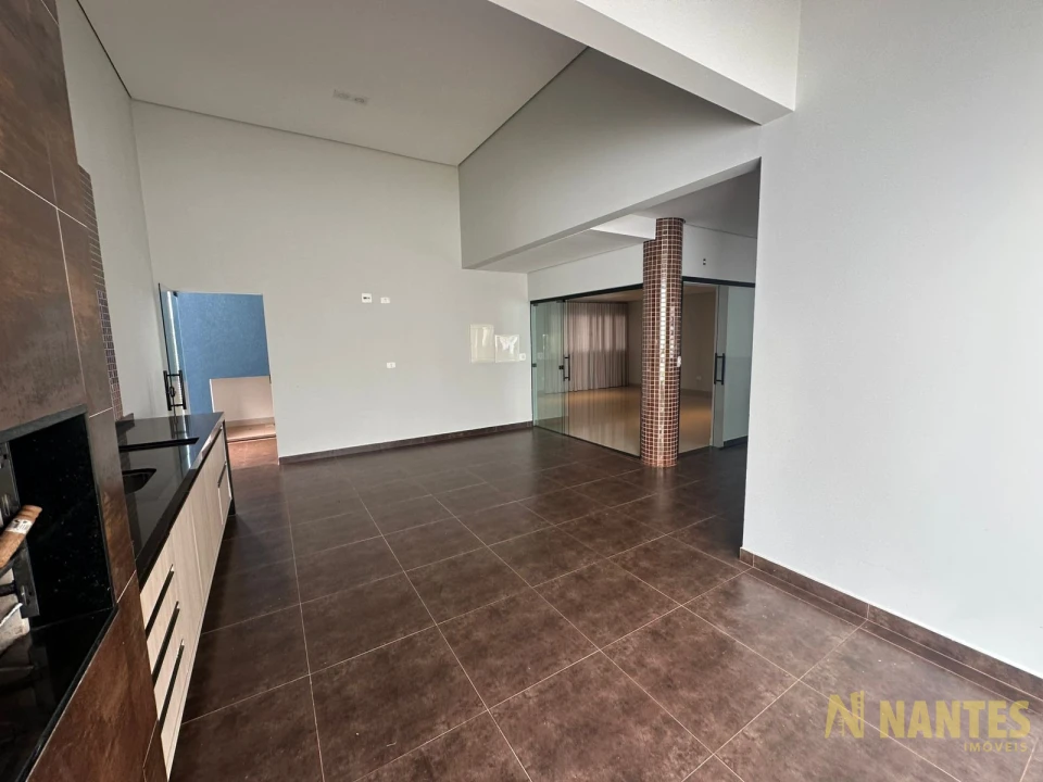 Belíssima casa a venda no Condomínio Royal Forest, 300 m² privativos, 3 suites por R$ 2.900.000, Londrina/Pr.