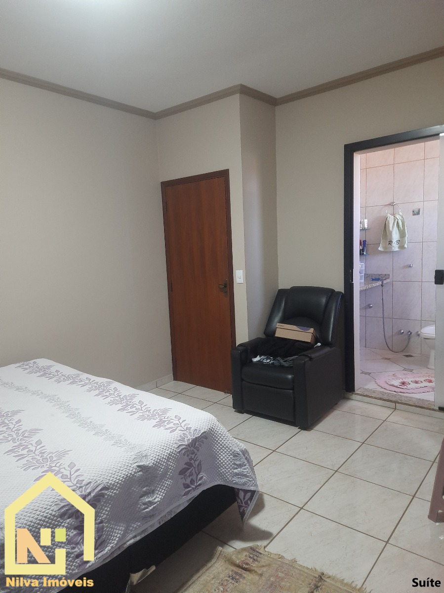 Imagens do imóveis Casa (Padrão), com 3 quartos e 3 banheiros à Venda, 190 m² em Vargem Grande do Sul/SP