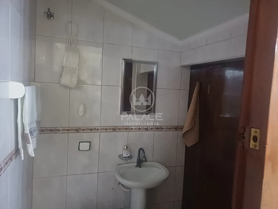 Sobrado localizado na avenida São José, próximo a Esalq