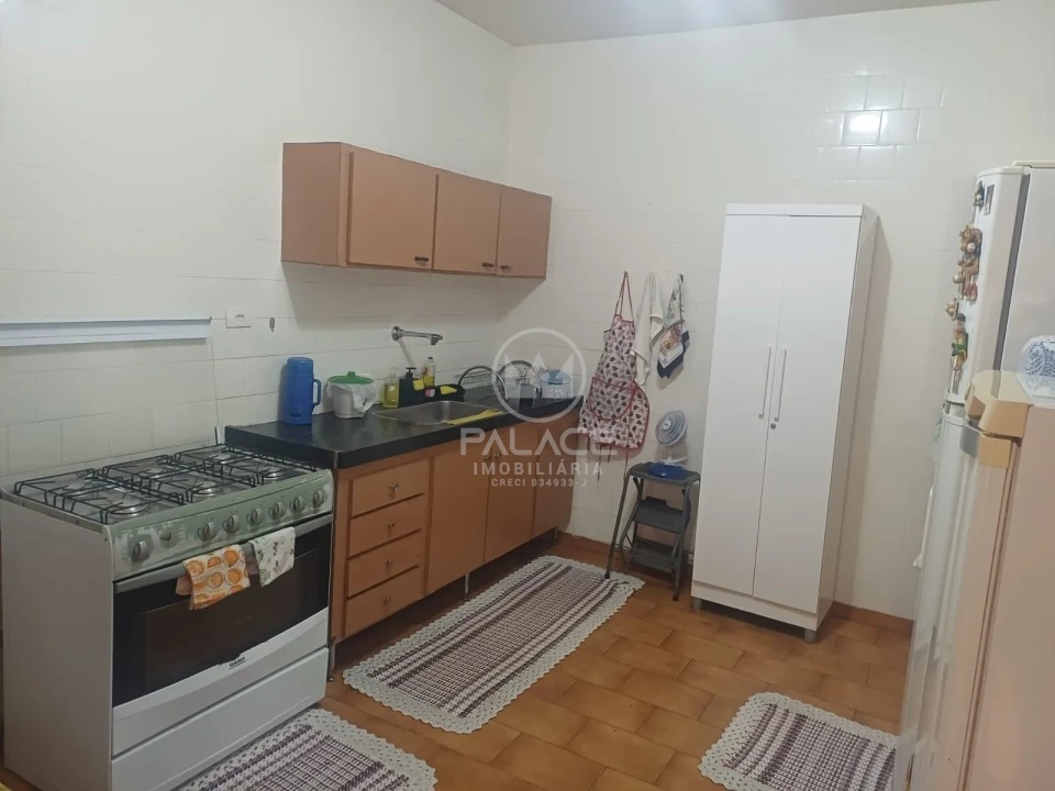 Sobrado localizado na avenida São José, próximo a Esalq