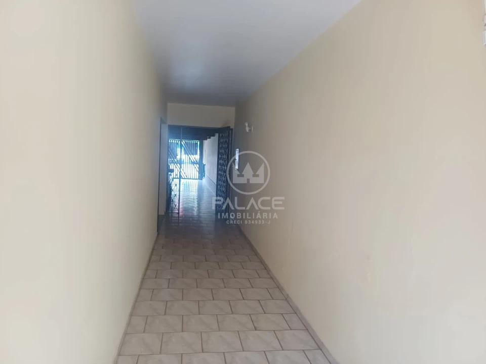 Sobrado localizado na avenida São José, próximo a Esalq