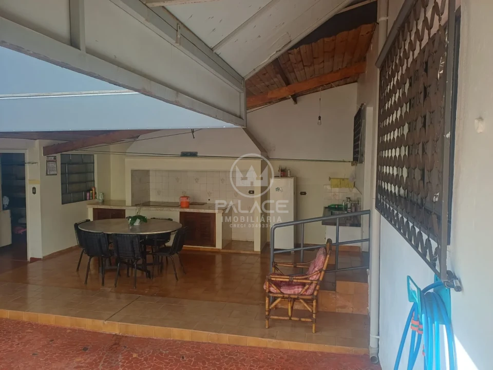 Sobrado localizado na avenida São José, próximo a Esalq