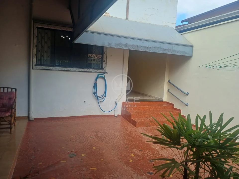 Sobrado localizado na avenida São José, próximo a Esalq