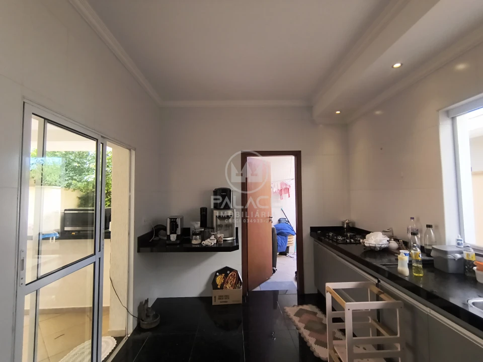 Casa à Venda no Condomínio Leão