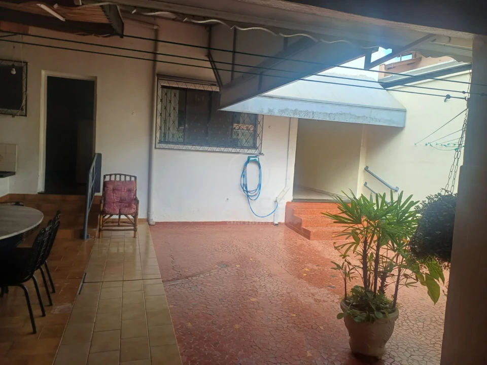 Sobrado localizado na avenida São José, próximo a Esalq