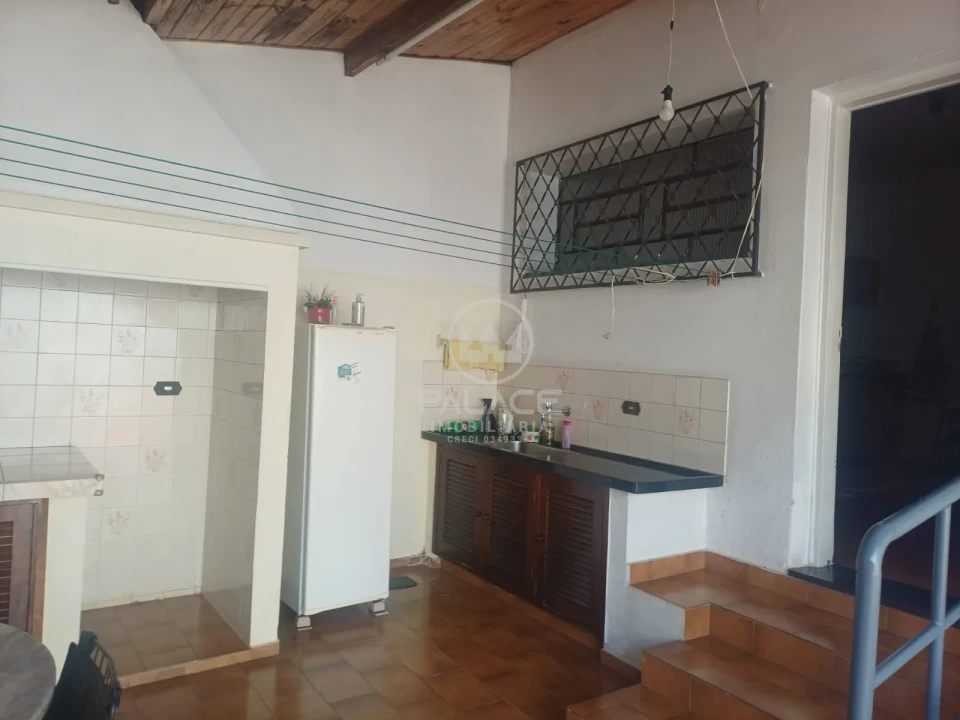 Sobrado localizado na avenida São José, próximo a Esalq