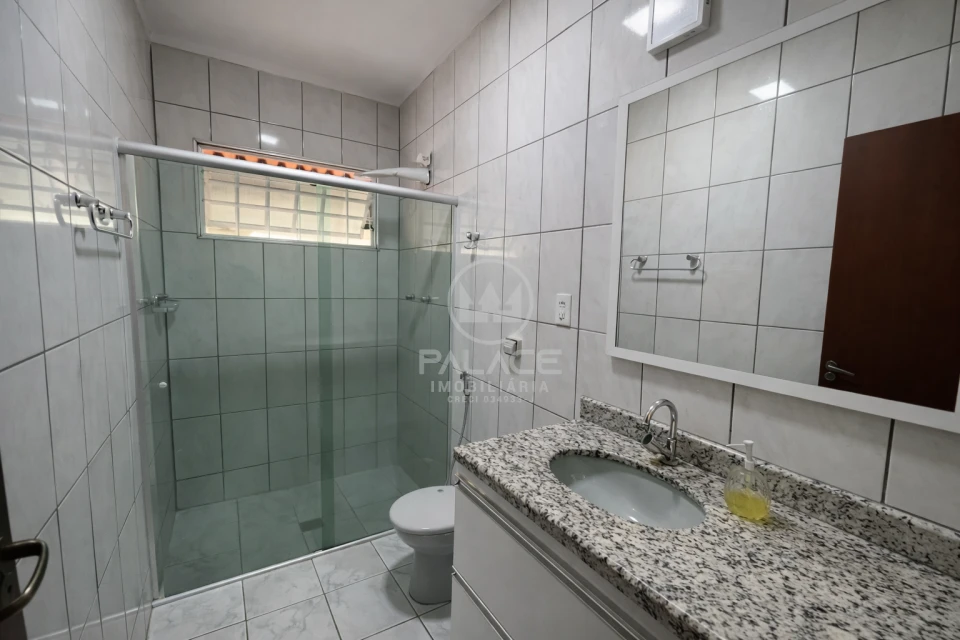 CASA TÉRREA A VENDA NO BAIRRO JARDIM ABAETÉ, PIRACICABA, SP.