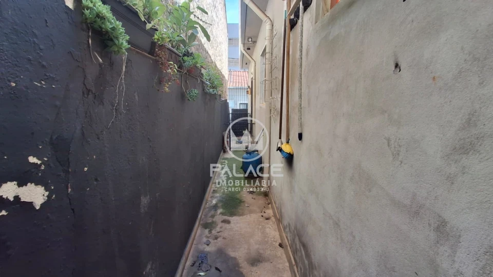 Casa de vila reformada à venda no centro de Piracicaba, SP.