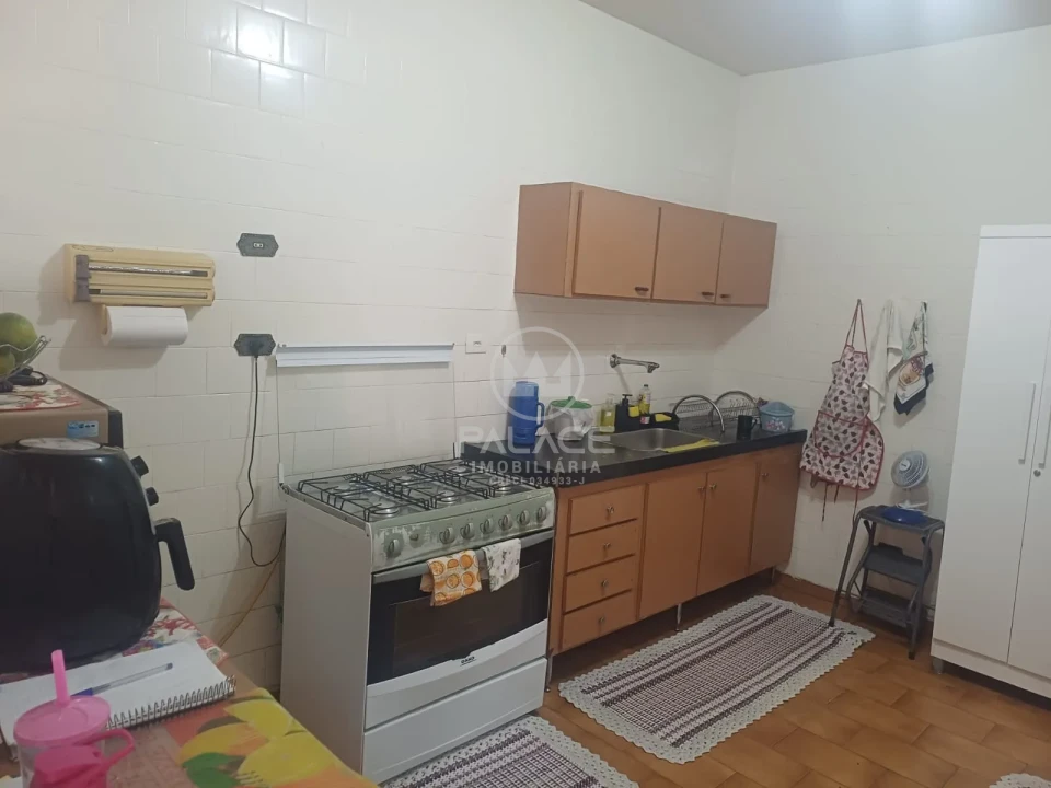 Sobrado localizado na avenida São José, próximo a Esalq