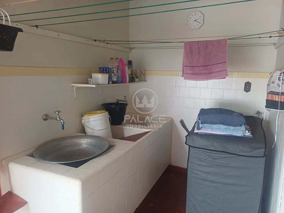 Sobrado localizado na avenida São José, próximo a Esalq