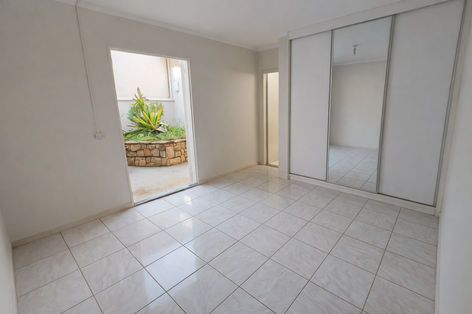 CASA / LOCACAO / 2 QUARTOS / BAIRRO ALTO