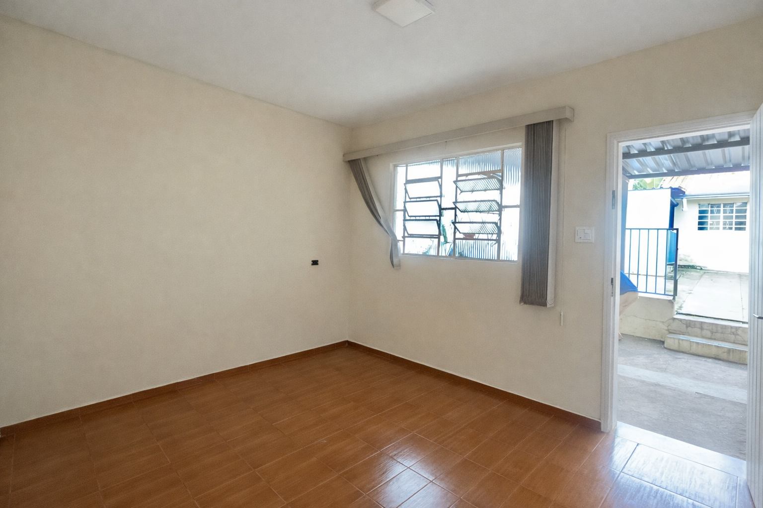 CASA COM EDICULA / 2 QUARTOS / VILA REZENDE