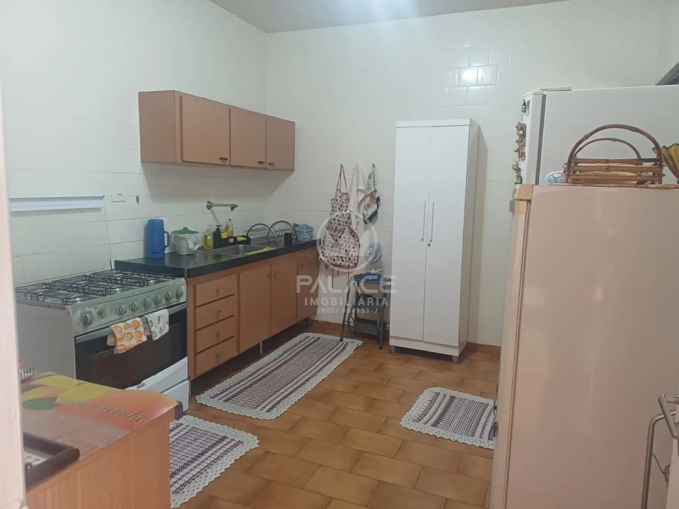 Sobrado localizado na avenida São José, próximo a Esalq