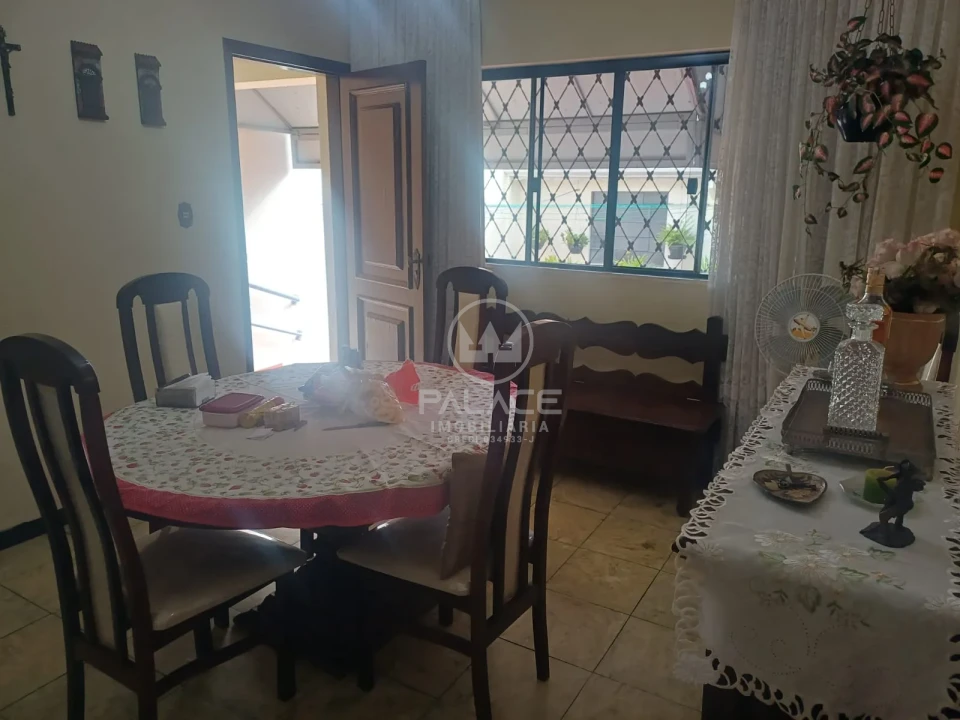 Sobrado localizado na avenida São José, próximo a Esalq